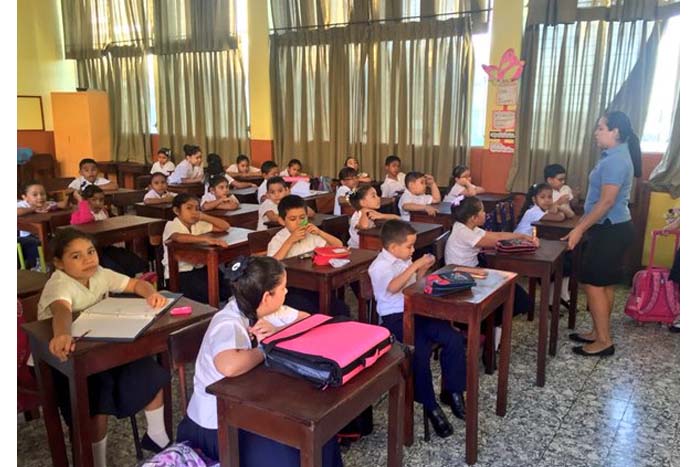 León inicia año lectivo 2016