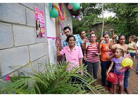 Familias de Las Cañas y la Montañita reciben felices viviendas del gobierno