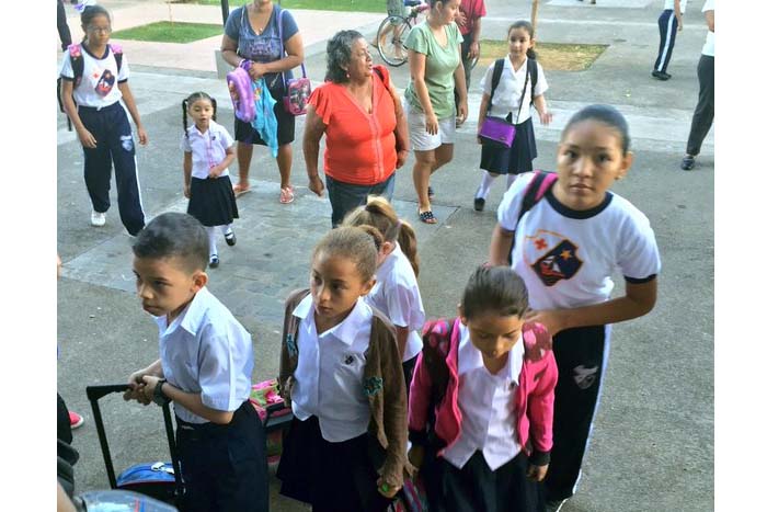 León inicia año lectivo 2016