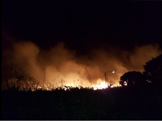Incendio de pastizales cerca de la cuesta El Plomo