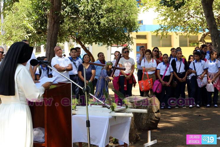 Comunidad educativa de la UNICA realiza primer Viacrucis de Cuaresma