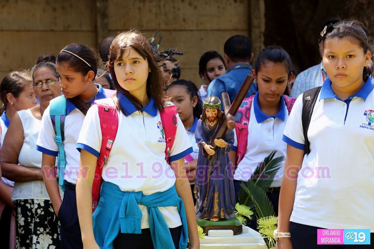 Comunidad educativa de la UNICA realiza primer Viacrucis de Cuaresma