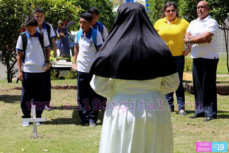 Comunidad educativa de la UNICA realiza primer Viacrucis de Cuaresma