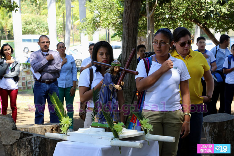 Comunidad educativa de la UNICA realiza primer Viacrucis de Cuaresma