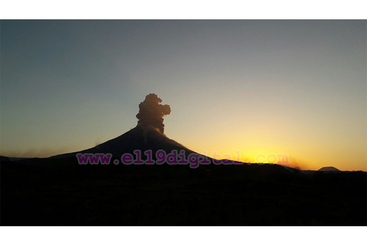 Volcán Momotombo registra su cuarta explosión del día