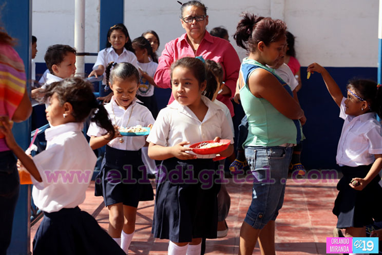 Padres de Familia del Colegio República de Argentina se muestran satisfechos con entrega de Merienda Escolar