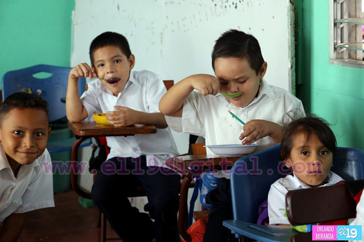 Padres de Familia del Colegio República de Argentina se muestran satisfechos con entrega de Merienda Escolar