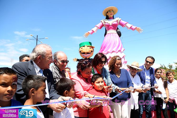 Inauguran novedosa Gigantona giratoria en el Paseo Xolotlán