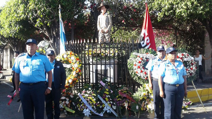 Comunidad leonesa deposita una flor a Sandino en su aniversario