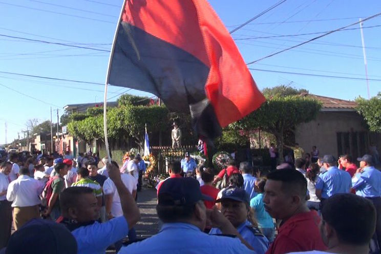 Comunidad leonesa deposita una flor a Sandino en su aniversario