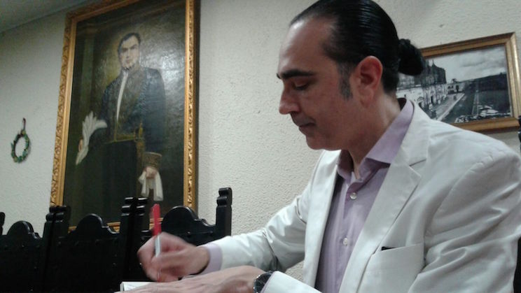 Escritores de "La Princesa Paca" visitan tumba de Rubén Darío en León