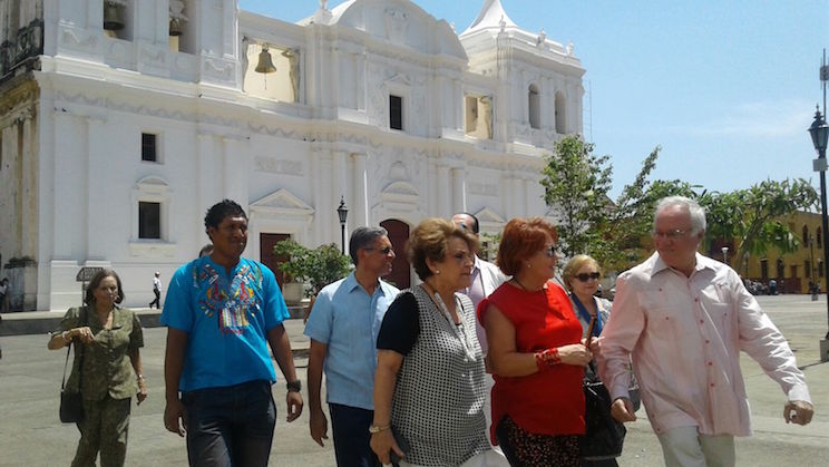 Escritores de "La Princesa Paca" visitan tumba de Rubén Darío en León