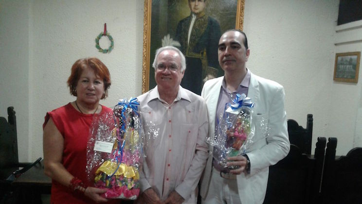 Escritores de "La Princesa Paca" visitan tumba de Rubén Darío en León