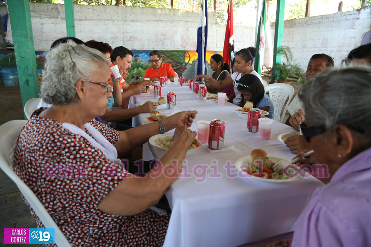 Madres de Héroes y Mártires de Masaya comparten alegre almuerzo