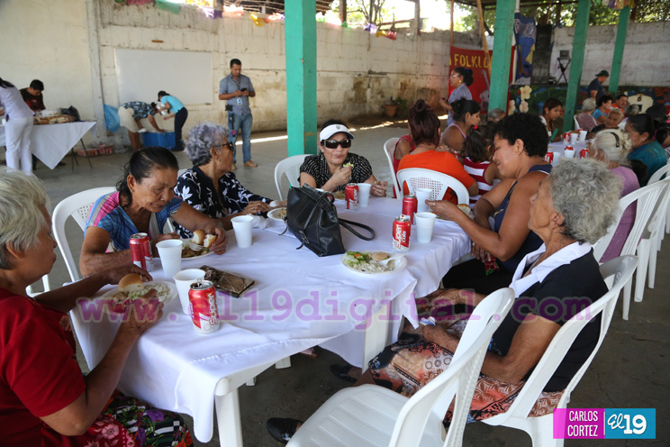 Madres de Héroes y Mártires de Masaya comparten alegre almuerzo