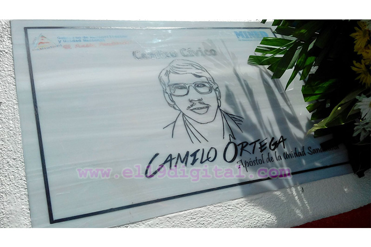 MINED devela placa conmemorativa "Comandante Camilo Ortega Saavedra"