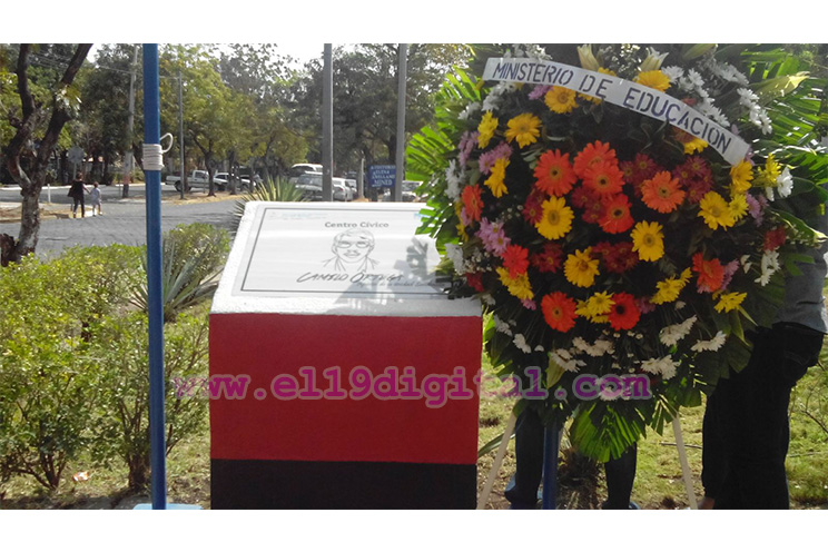 MINED devela placa conmemorativa "Comandante Camilo Ortega Saavedra"