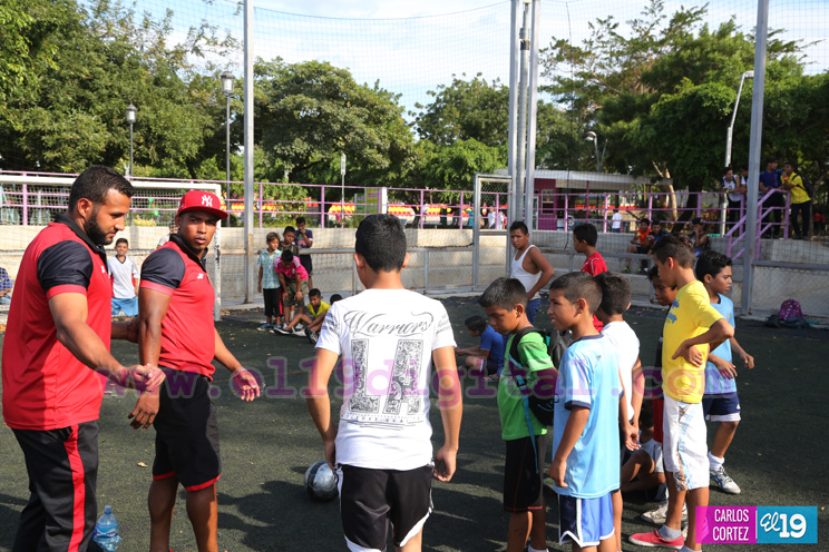 Niñ@s futbolistas comparten con jugadores del Walter Ferreti