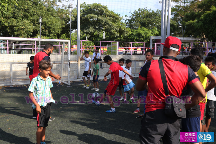 Niñ@s futbolistas comparten con jugadores del Walter Ferreti