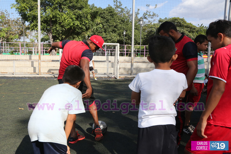 Niñ@s futbolistas comparten con jugadores del Walter Ferreti