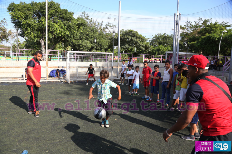 Niñ@s futbolistas comparten con jugadores del Walter Ferreti