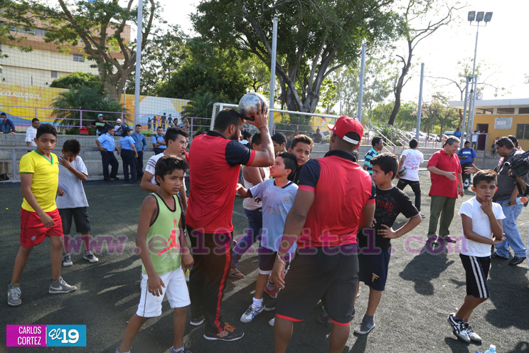 Niñ@s futbolistas comparten con jugadores del Walter Ferreti