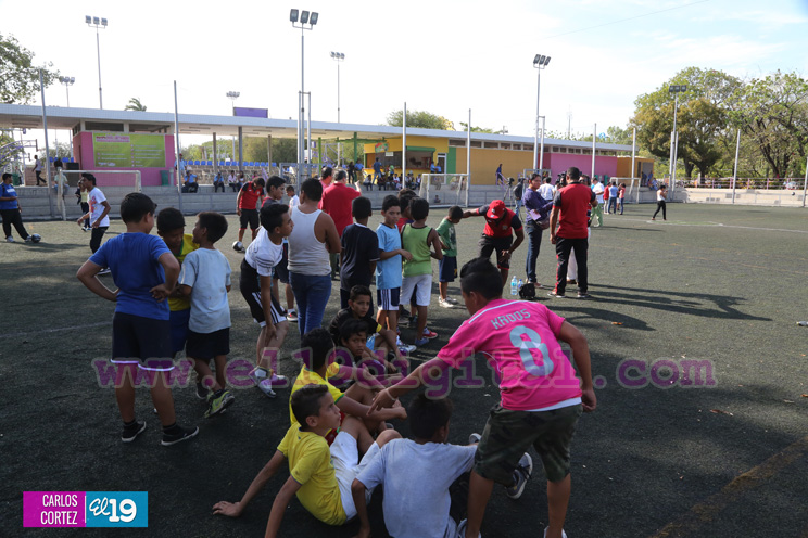 Niñ@s futbolistas comparten con jugadores del Walter Ferreti