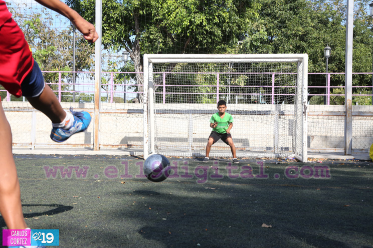 Niñ@s futbolistas comparten con jugadores del Walter Ferreti