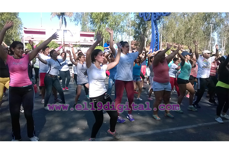 Carrera de obstáculos y zumba en la Avenida de Bolívar a Chávez