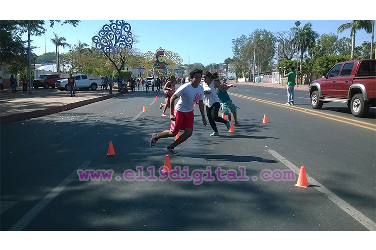 Carrera de obstáculos y zumba en la Avenida de Bolívar a Chávez