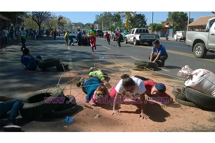 Carrera de obstáculos y zumba en la Avenida de Bolívar a Chávez