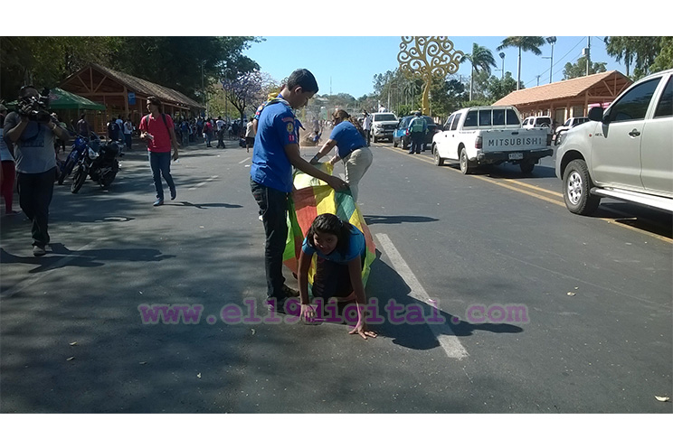Carrera de obstáculos y zumba en la Avenida de Bolívar a Chávez