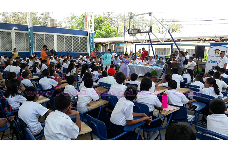 Empresarios sandinistas entregan 500 pupitres al colegio 14 de septiembre