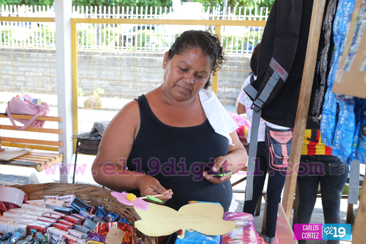 Promotores Solidarios entregan flores y tarjetas a mujeres en paradas de buses