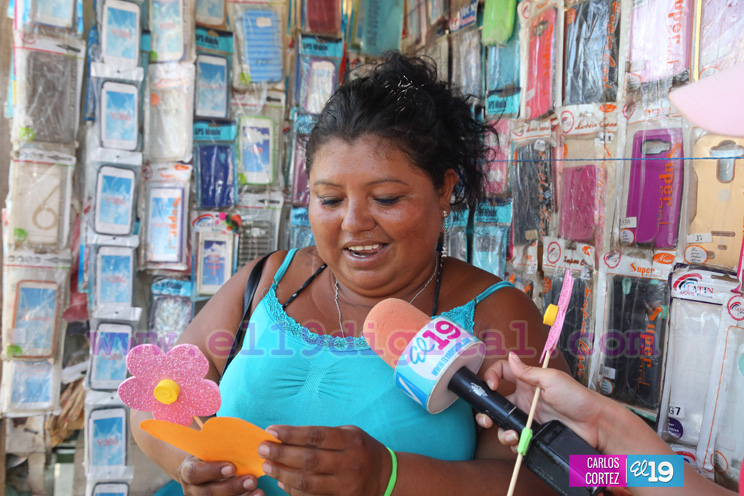 Promotores Solidarios entregan flores y tarjetas a mujeres en paradas de buses