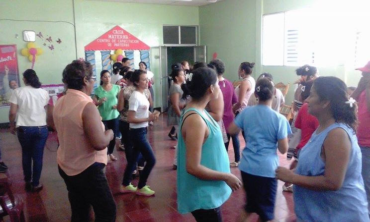 Mujeres valientes de León reciben el amor de la Juventud Sandinista