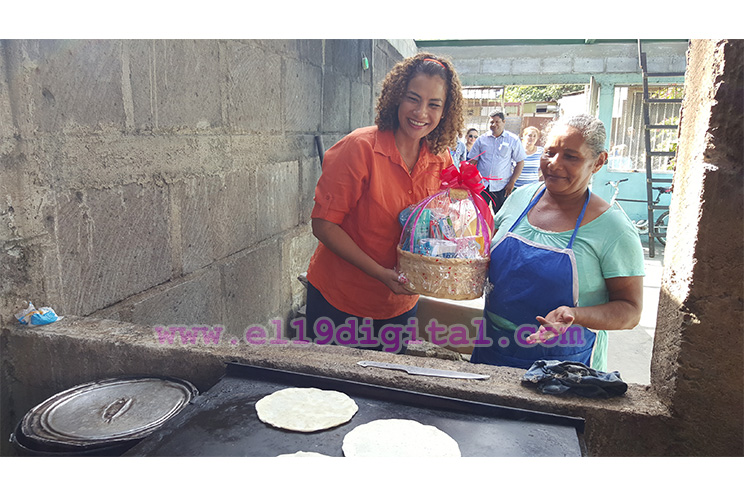 Llevan obsequios a mujeres tortilleras en Managua