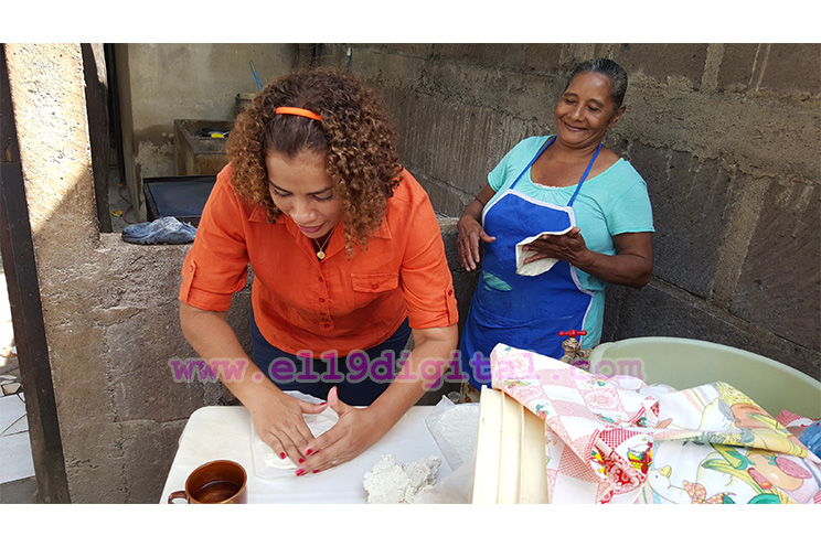 Llevan obsequios a mujeres tortilleras en Managua
