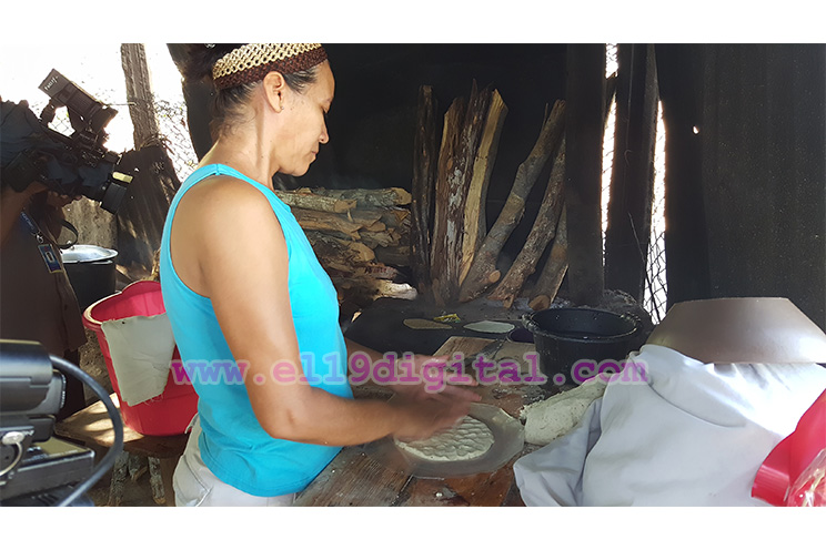 Llevan obsequios a mujeres tortilleras en Managua