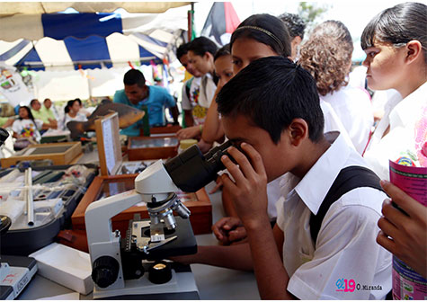 Jóvenes exponen sus proyectos científicos