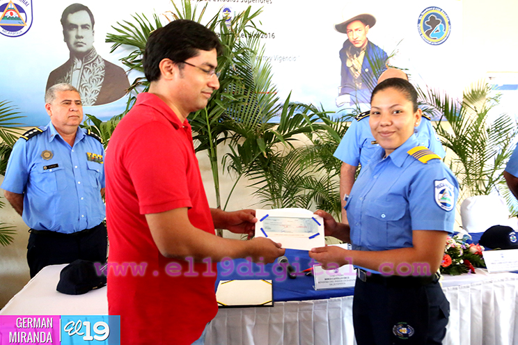 136 miembros de la Academia de Policía ‘Walter Mendoza’ reciben Becas Alba