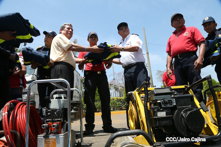 Sinapred recibe donativo de equipos hidráulicos por parte de Bomberos Unidos sin Frontera