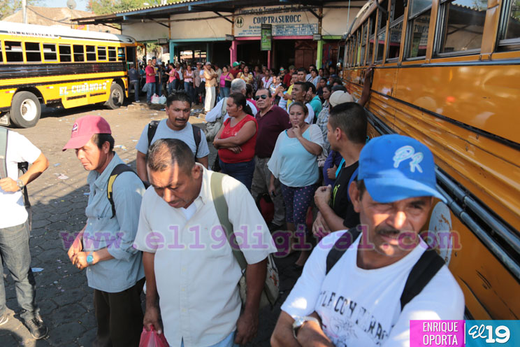 Familias viajan a sus lugares de origen previo al inicio de la Semana Santa