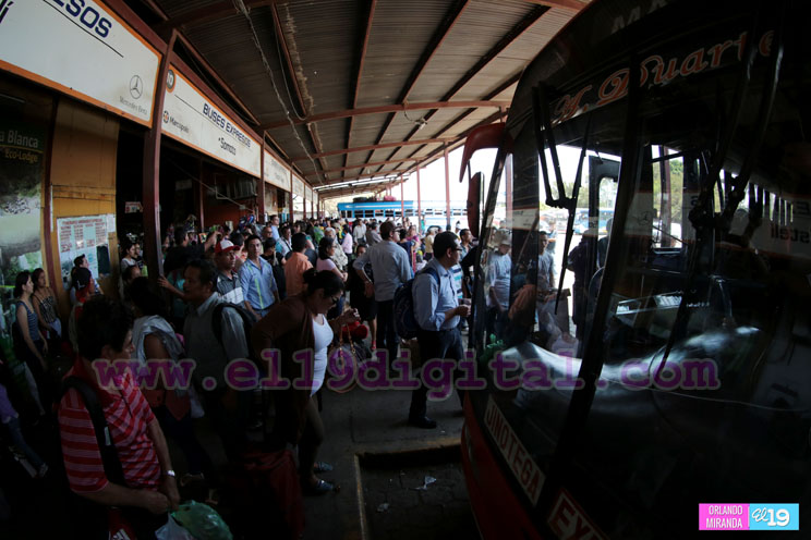 Terminales de buses inter departamentales abarrotadas por familias nicaragüenses
