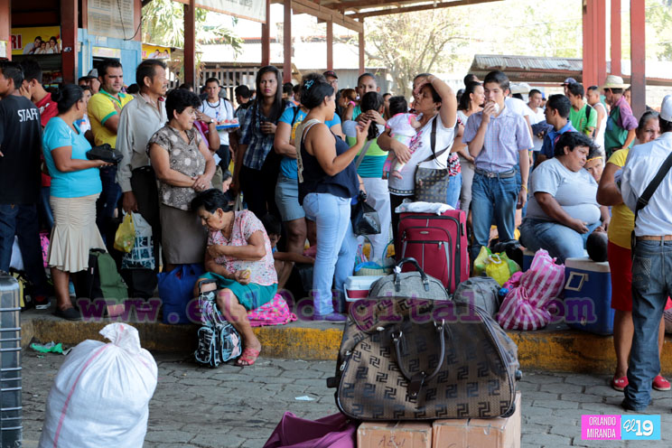 Terminales de buses inter departamentales abarrotadas por familias nicaragüenses
