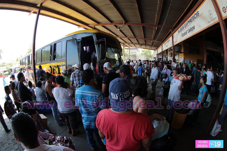 Terminales de buses inter departamentales abarrotadas por familias nicaragüenses