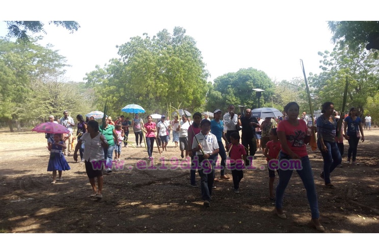 Pobladores de Momotombo participan en tradicional procesión de Jesús del Triunfo