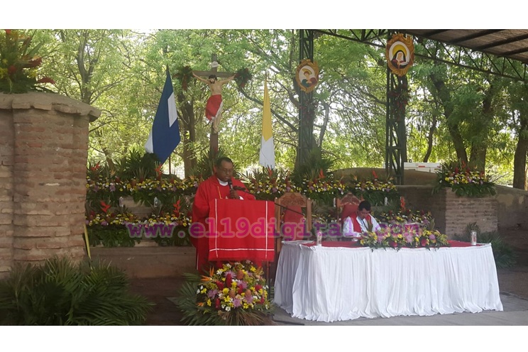 Pobladores de Momotombo participan en tradicional procesión de Jesús del Triunfo