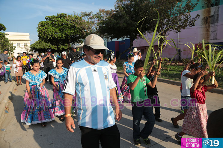 MEFCCA lleva tradiciones religiosas a familias que visitan Avenida de Bolívar a Chávez