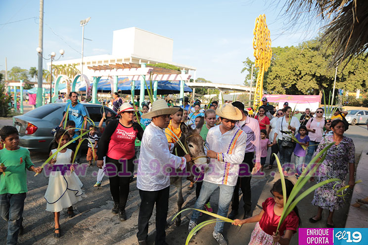 MEFCCA lleva tradiciones religiosas a familias que visitan Avenida de Bolívar a Chávez